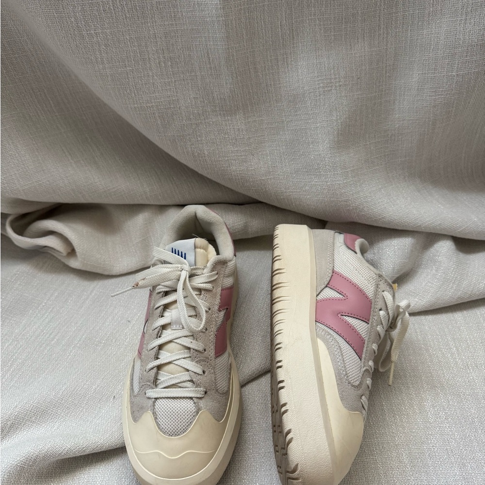 New Balance Women's Sneakers in Cream and Pink - Picture 2 of 3
